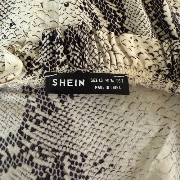 Snake print cream black long sleeve lightweight button up blouse ruffled collar - Picture 3 of 4